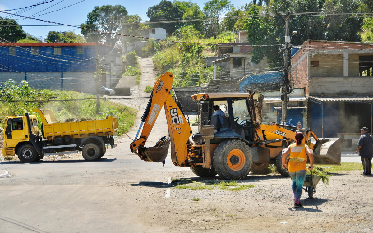 O mutirão limpou ruas, recolheu lixo, pintos postes e meios-fios na Vila Pauline e Santa Marta