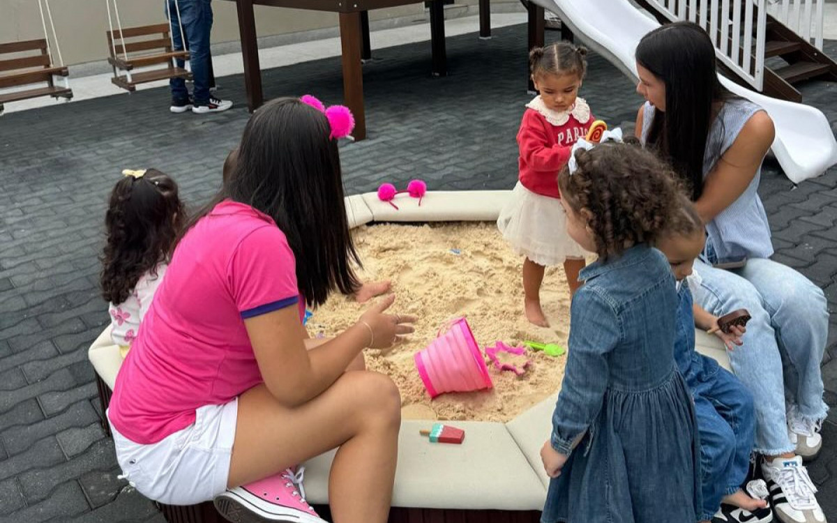 Maria Clara brinca com Mavie e outras crianças na mansão de Neymar - Reprodução/Instagram