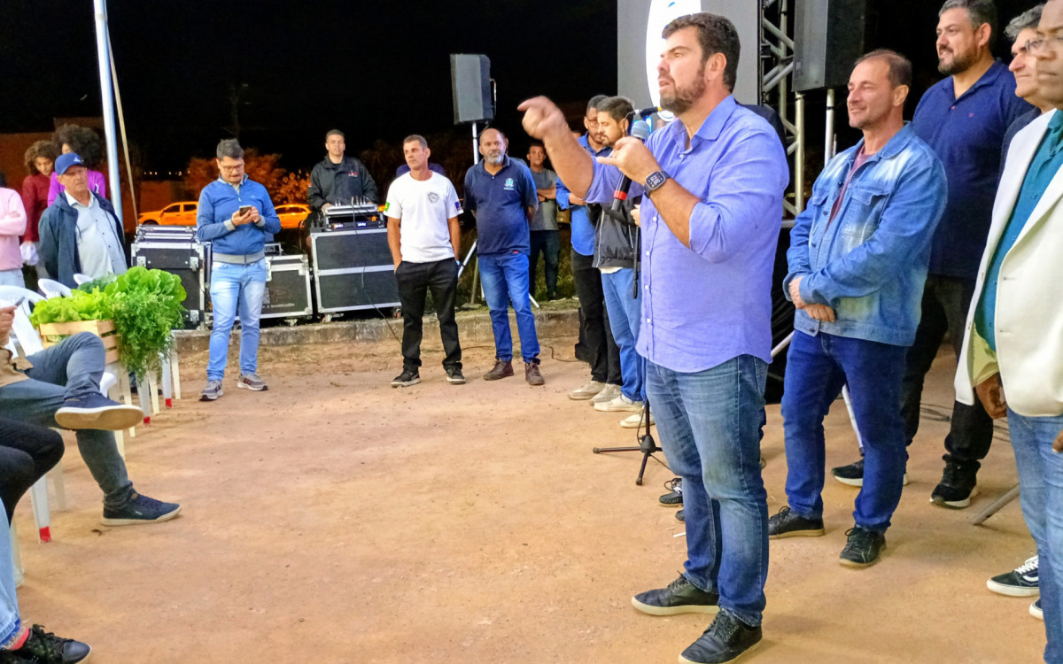 Moradores acompanham a entrega da Ordem de Serviço e comemoram o início das obras no Vale Verde