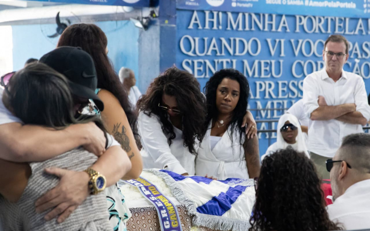 Familiares e amigos se despediram de Gilsinho em velório