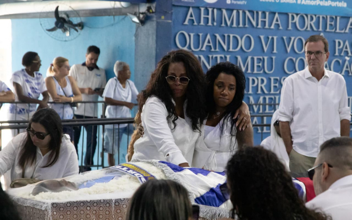Parentes e amigos prestaram últimas homenagens a Gilsinho na quadra da Portela