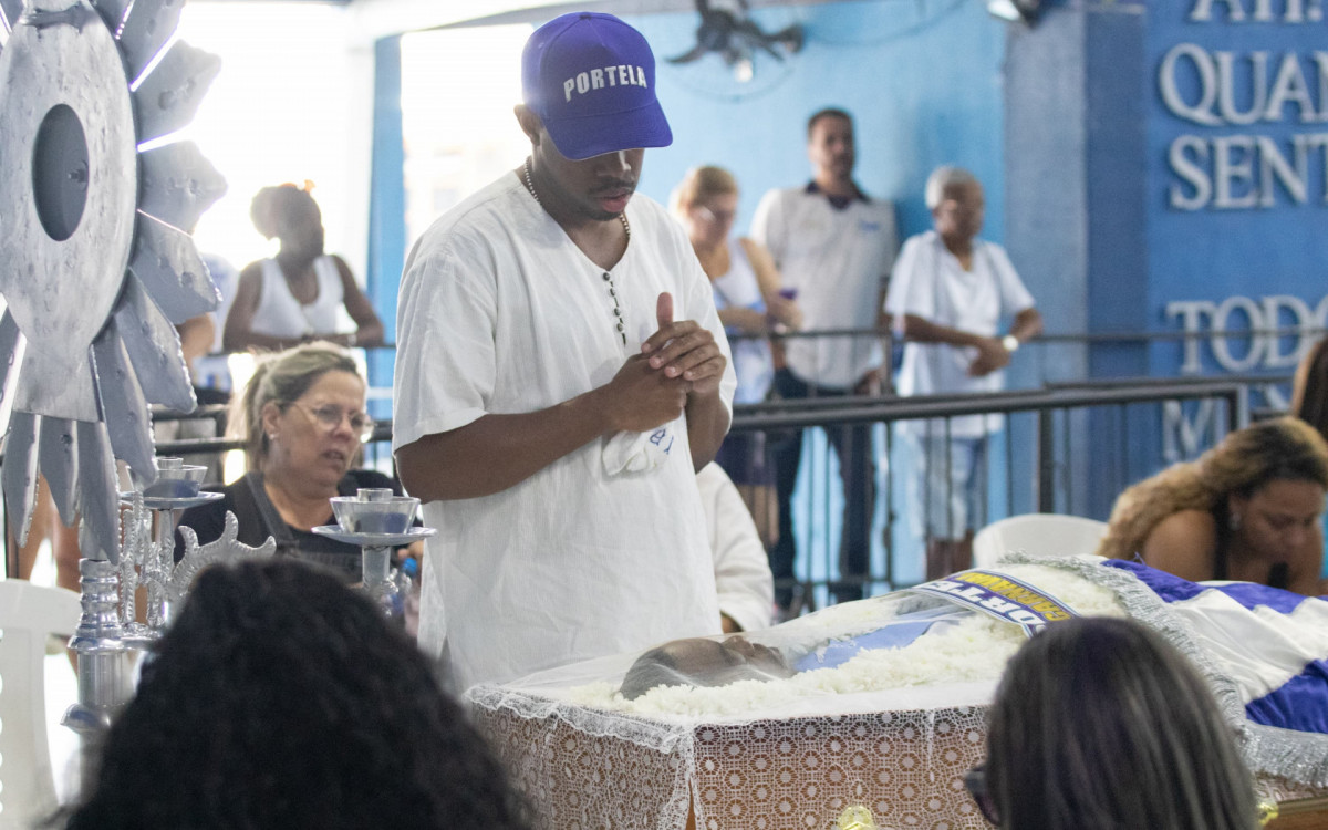 Filho de Gilsinho se despediu do pai em velório na quadra da Portela