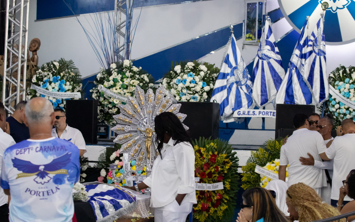 Corpo de Gilsinho é velado na quadra da Portela