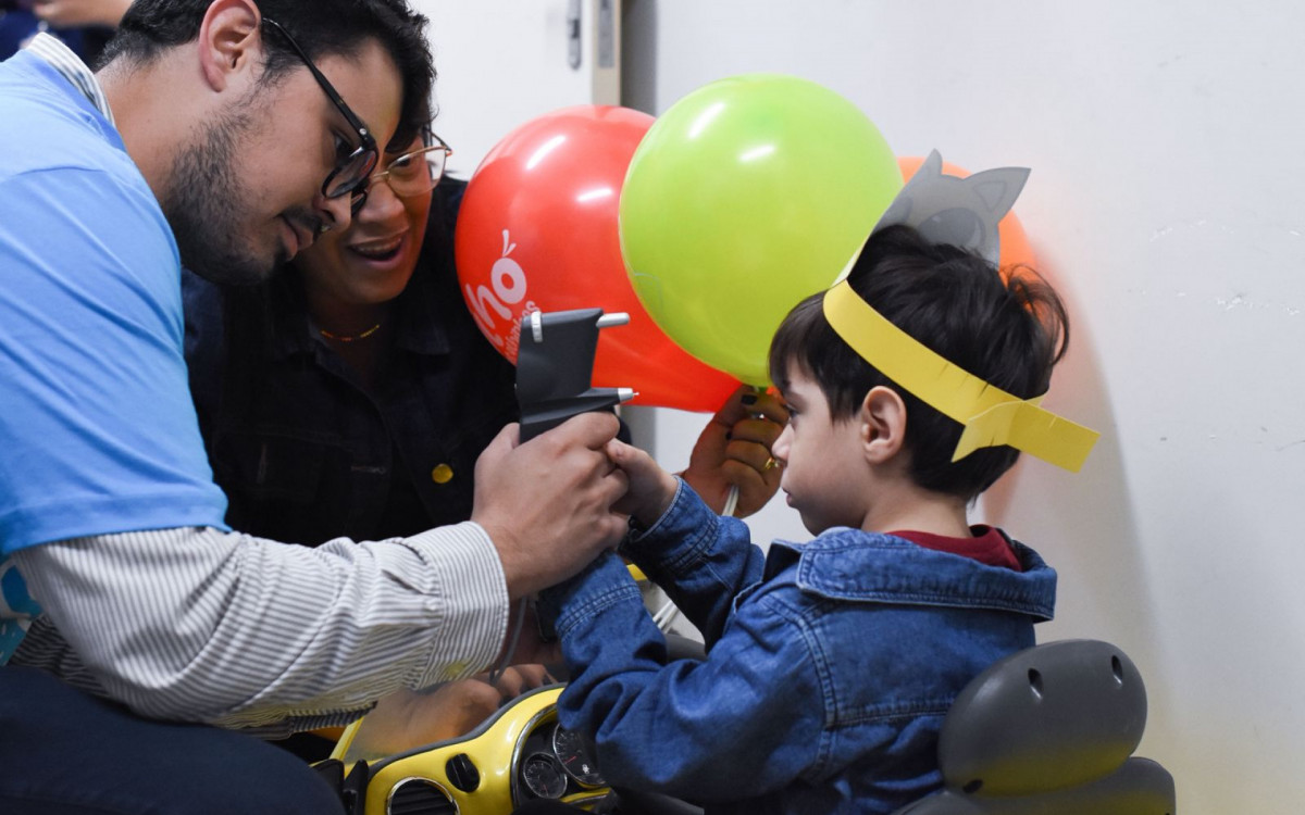 É feita uma avaliação oftalmológica geral, incluindo exames de refração e para medir a pressão intraocular