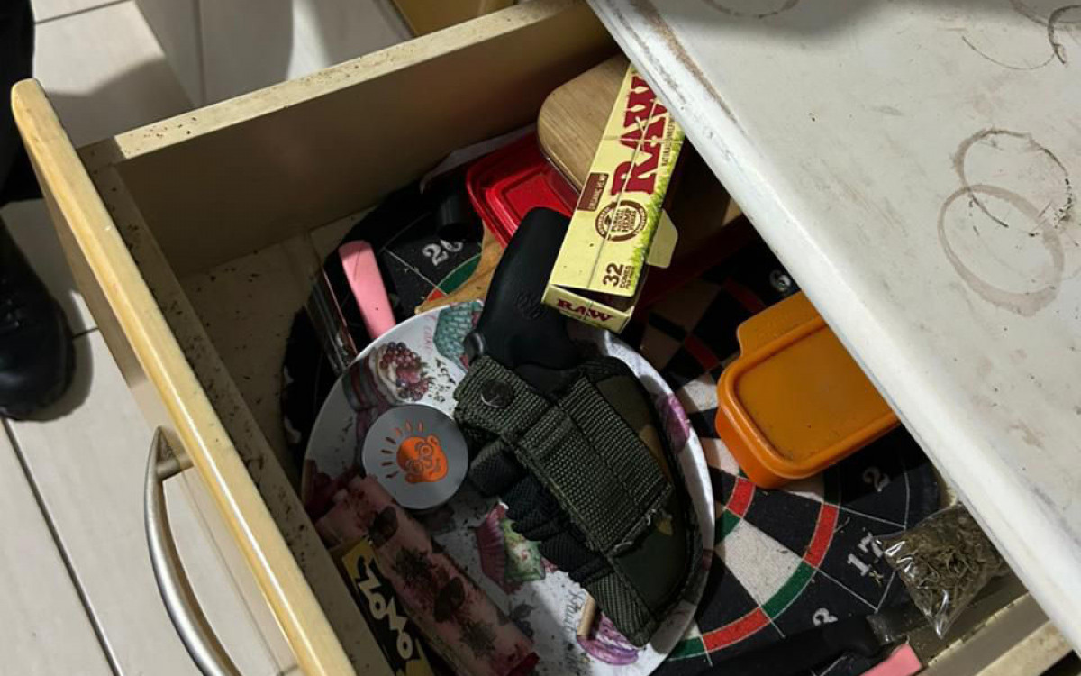 Foram encontradas drogas nas casas dos investigados de participar da organiza&ccedil;&atilde;o criminosa