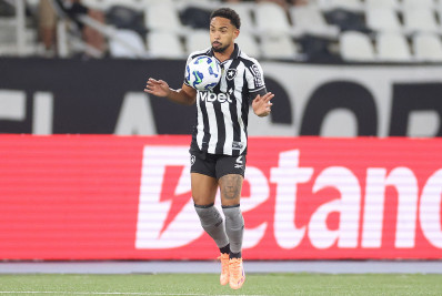 Vitinho destaca evolução e celebra recorde de jogos pelo Botafogo: 'Muito feliz'