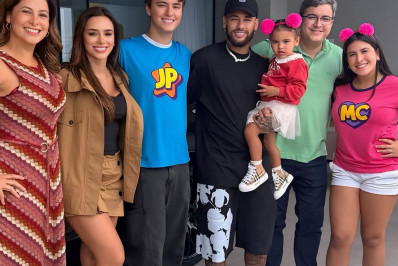 Neymar e Bruna fazem surpresa para a filha e recebem youtubers Maria Clara e JP em casa