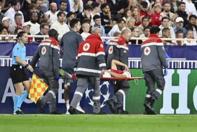 Lateral se machuca e sai de maca minutos após ser convocado para a seleção brasileira