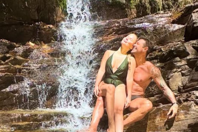 Dado Dolabella posa em clima de romance com Marcela Tomaszewski em cachoeira