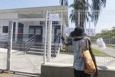 Um dia depois de invasão, UPA de Costa Barros segue de portas fechadas e moradores protestam