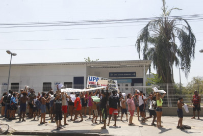 Um dia depois de invasão, UPA de Costa Barros segue de portas fechadas; moradores protestam