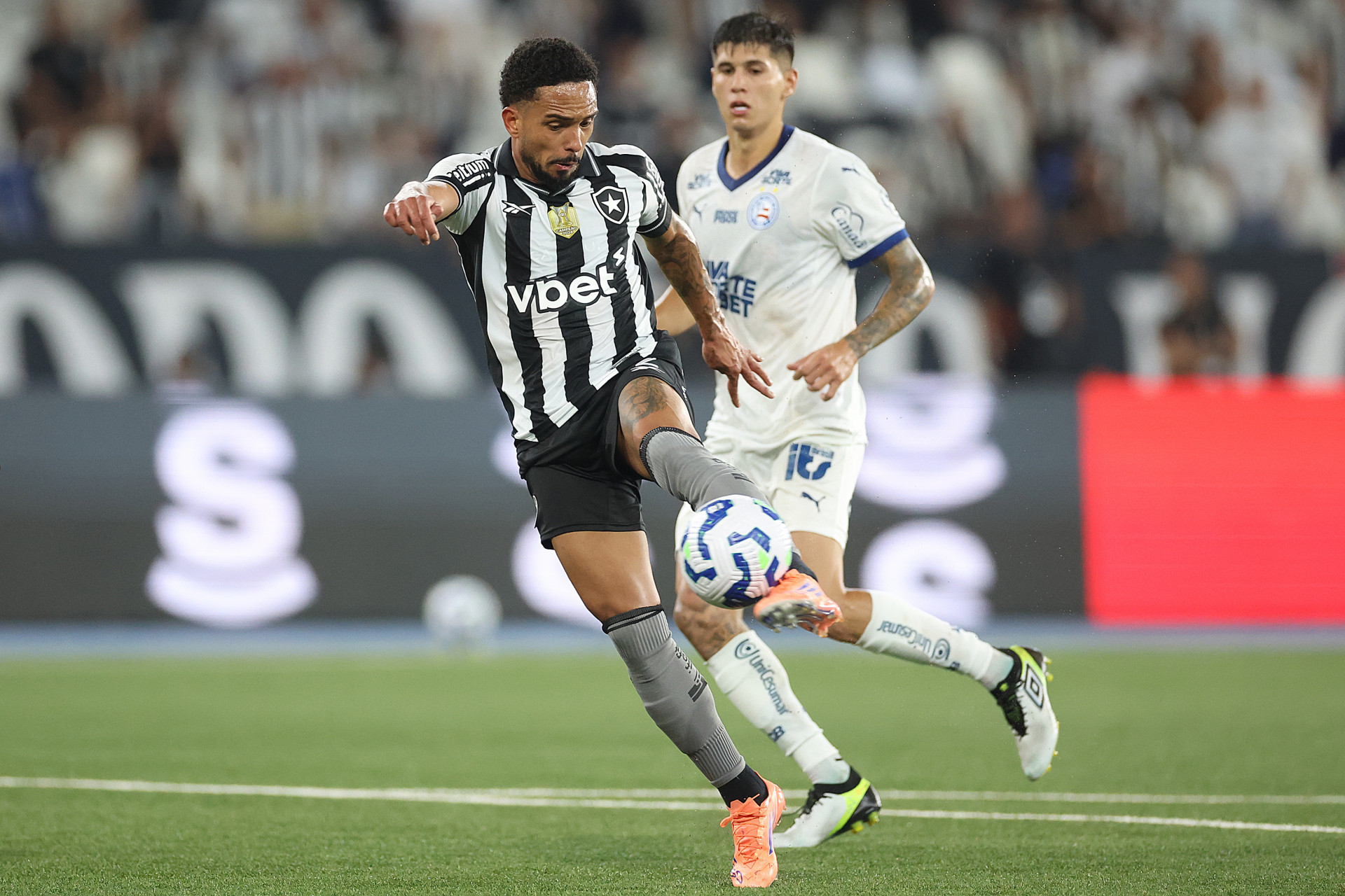 Sem marcação, Vitinho tenta o chute no Nilton Santos: o Botafogo dominou o Bahia e subiu na tabela - Vítor Silva / Botafogo