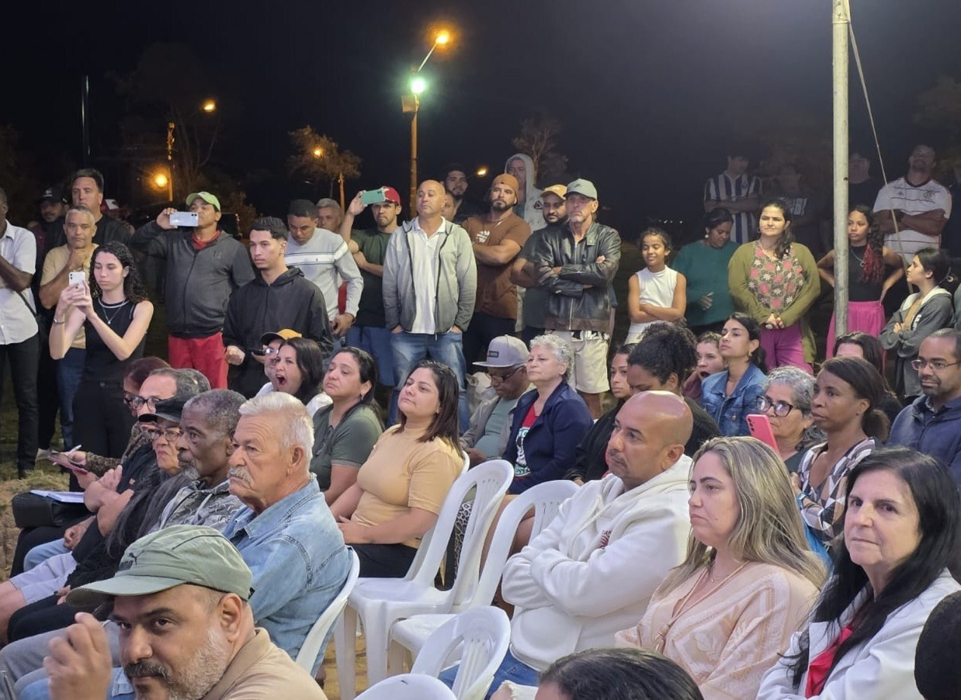 Moradores acompanham a entrega da Ordem de Servi&ccedil;o e comemoram o in&iacute;cio das obras no Vale Verde - Foto: Divulga&ccedil;&atilde;o