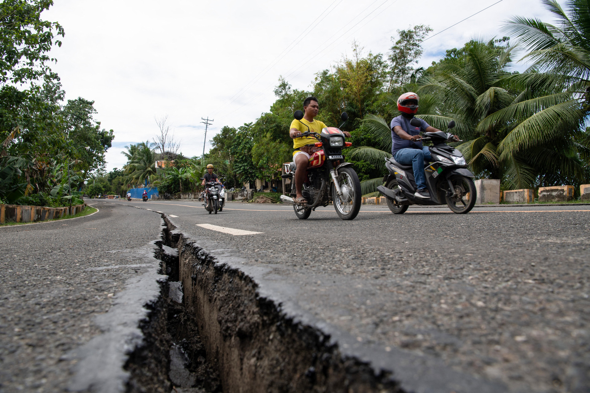 Terremoto causou uma rachadura extensa de terra em uma rua nas Filipinas - Ted Aljibe / AFP