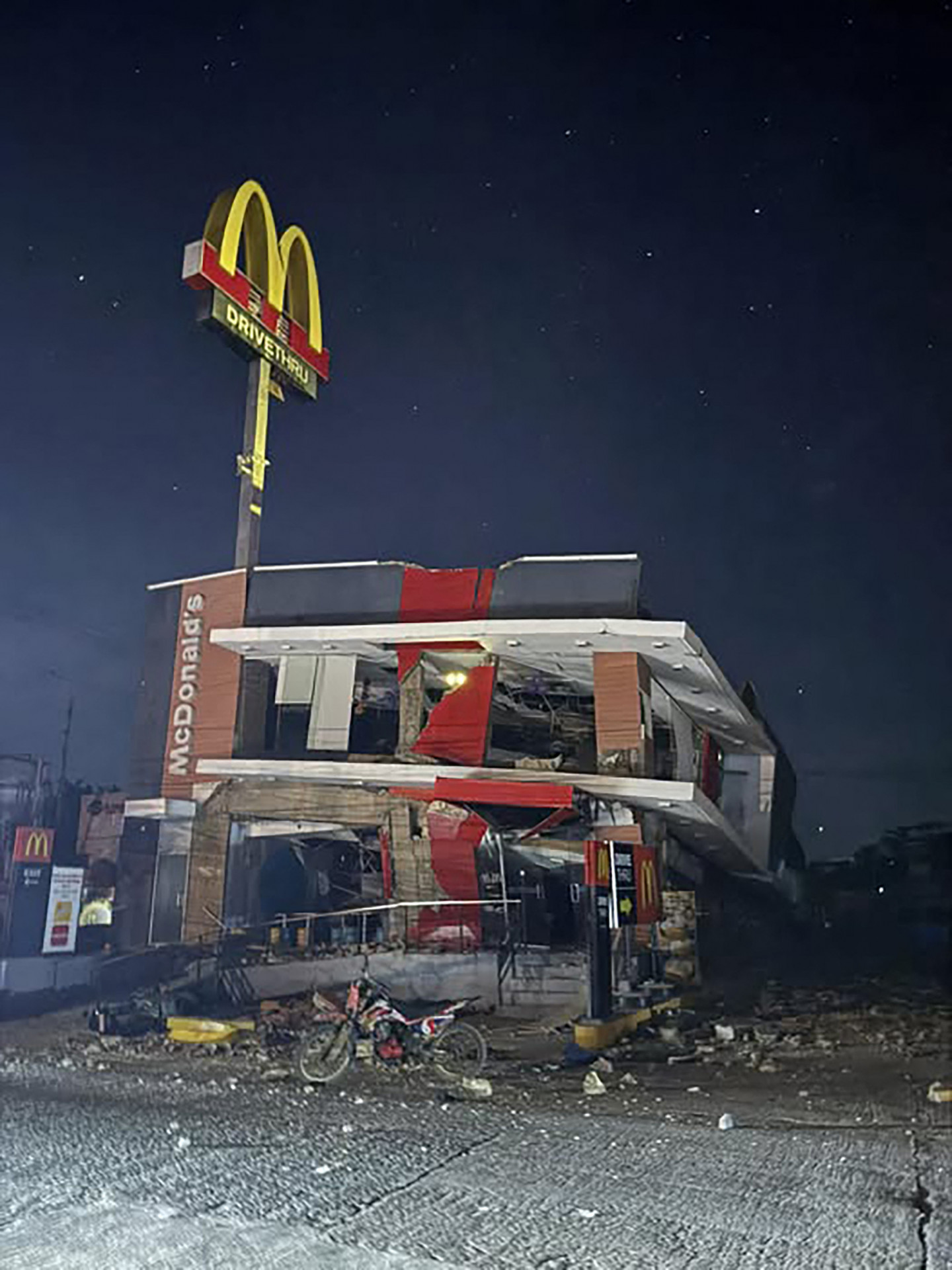 Uma unidade do restaurante Mc Donald's ficou destruída após os tremores - Handout / Facebook / AFP
