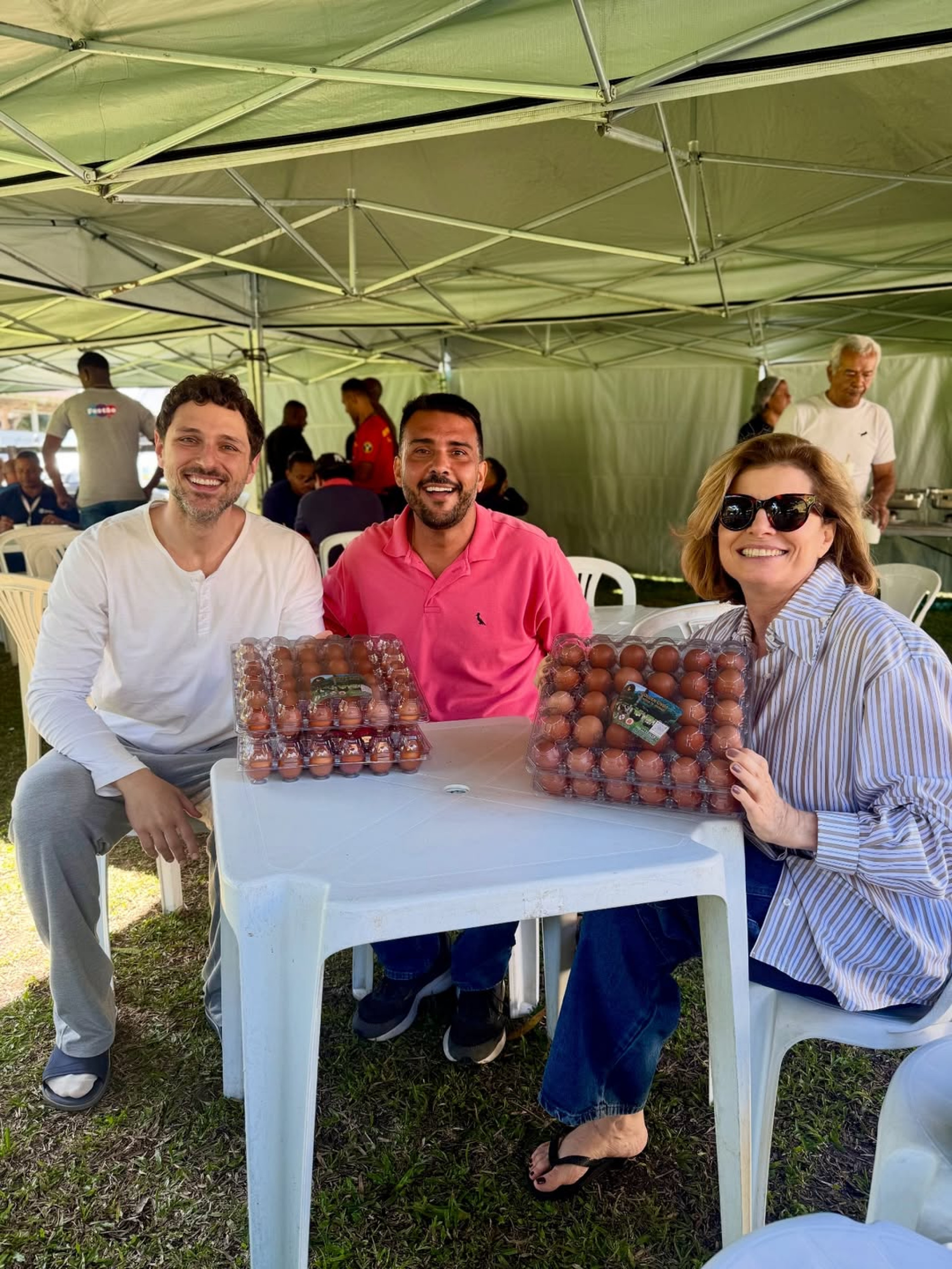 Debora Bloch e Guilherme Magon ganharam cartelas de ovos em gravação - Reprodução/Instagram