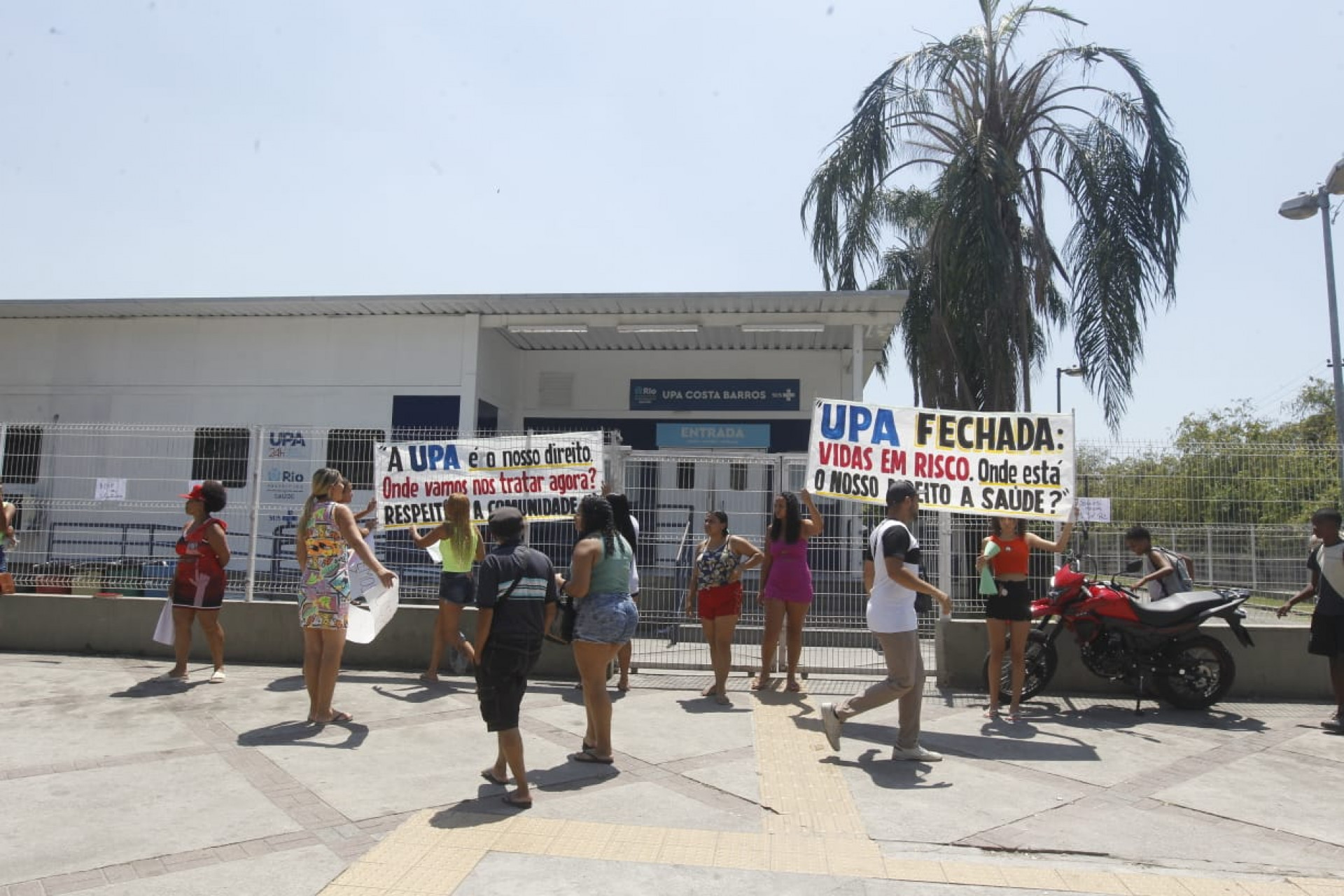 Moradores fazem protesto contra fechamento da UPA de Costa Barros - Reginaldo Pimenta / Agência O Dia