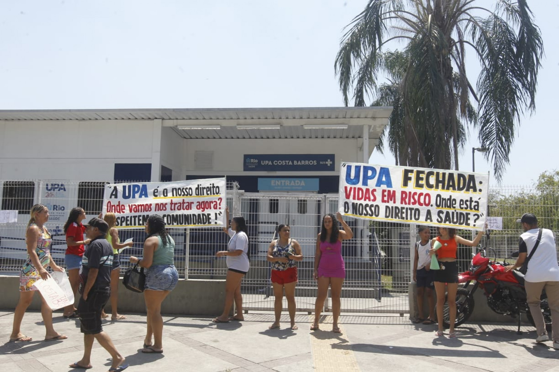Moradores fazem protesto contra fechamento da UPA de Costa Barros - Reginaldo Pimenta / Agência O Dia
