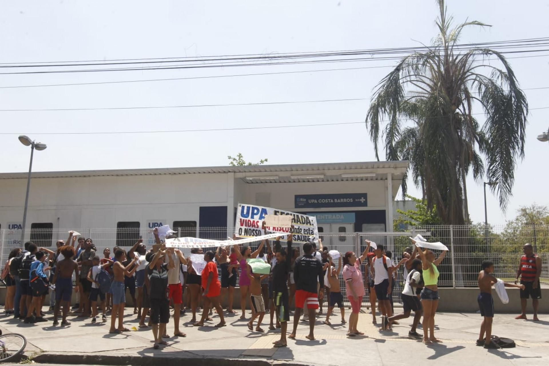 Protesto na UPA de Costa Barros, que segue fechada após invasão de homens armados - Reginaldo Pimenta / Agência O Dia