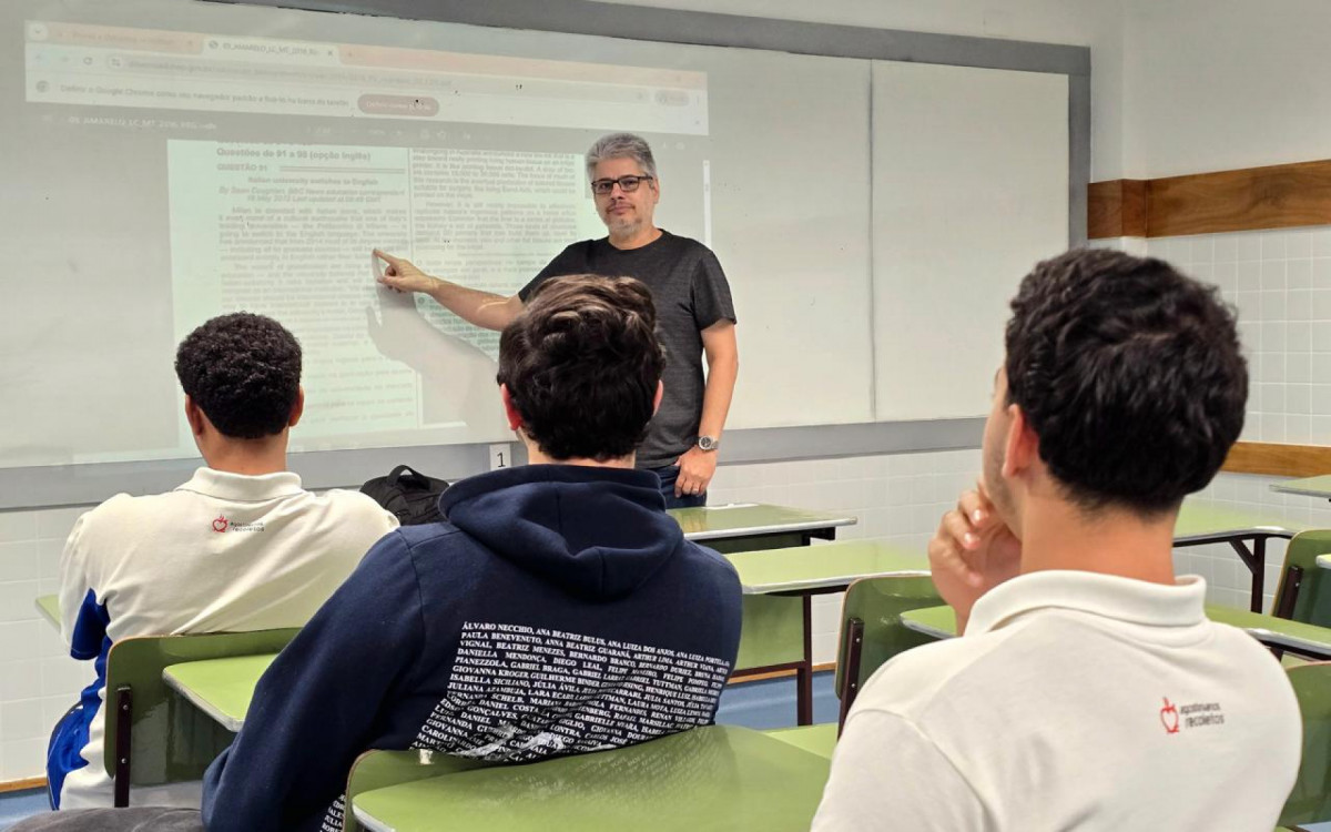Edson Souza tamb&eacute;m &eacute; professor de ingl&ecirc;s do quadro efetivo do col&eacute;gio Pedro II e j&aacute; leciona h&aacute; mais de 40 anos  - Arquivo pessoal 