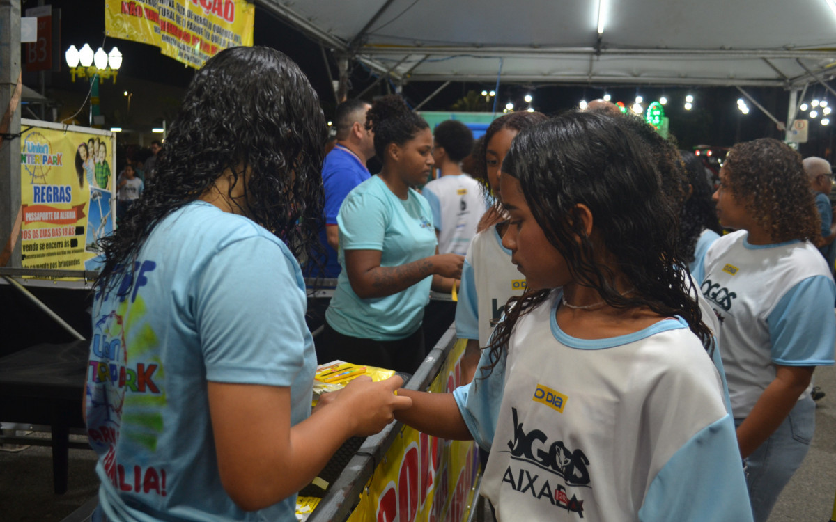 Estudantes tiveram acesso a uma noite com passe livre ao parque