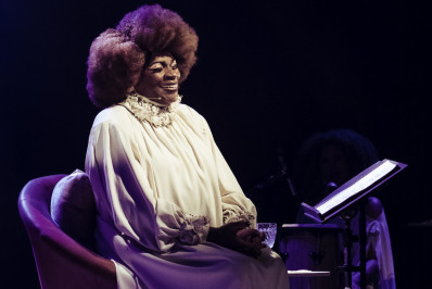 Zezé Motta leva aos palcos best-seller de Maya Angelou em primeiro monólogo