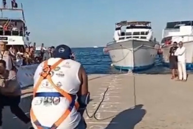 Vídeo! Lutador puxa navio de 700 toneladas com corda presa aos dentes