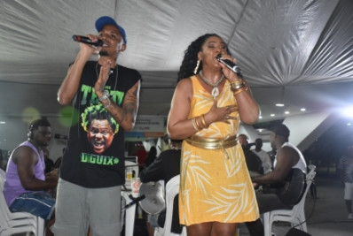 Roda de samba agita noite na Praça do Pacificador, em Caxias