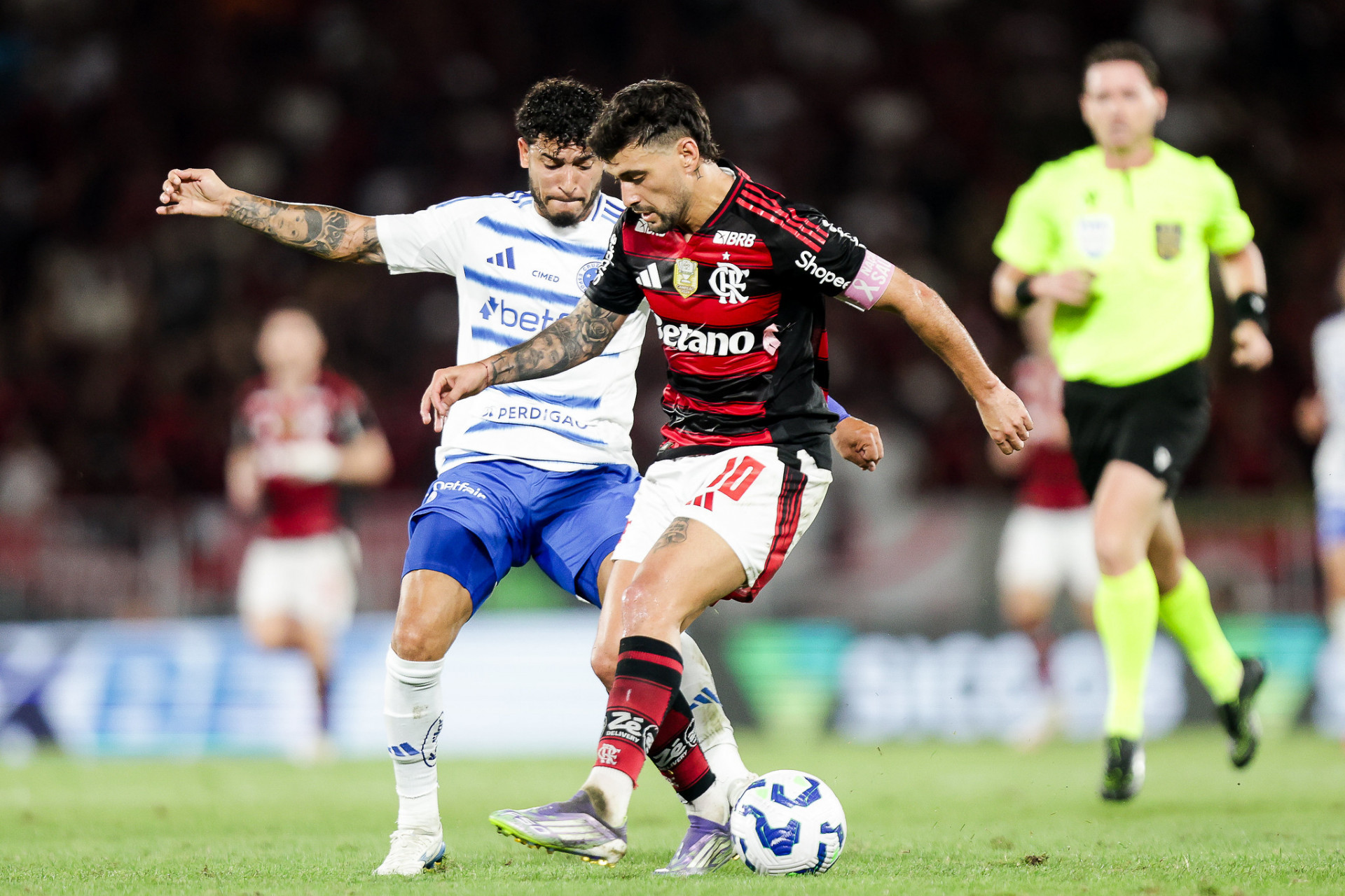 Arrascaeta, ex-Cruzeiro, tenta se livrar da marcação da Raposa e armar um ataque para o Flamengo - Gilvan de Souza/Flamengo