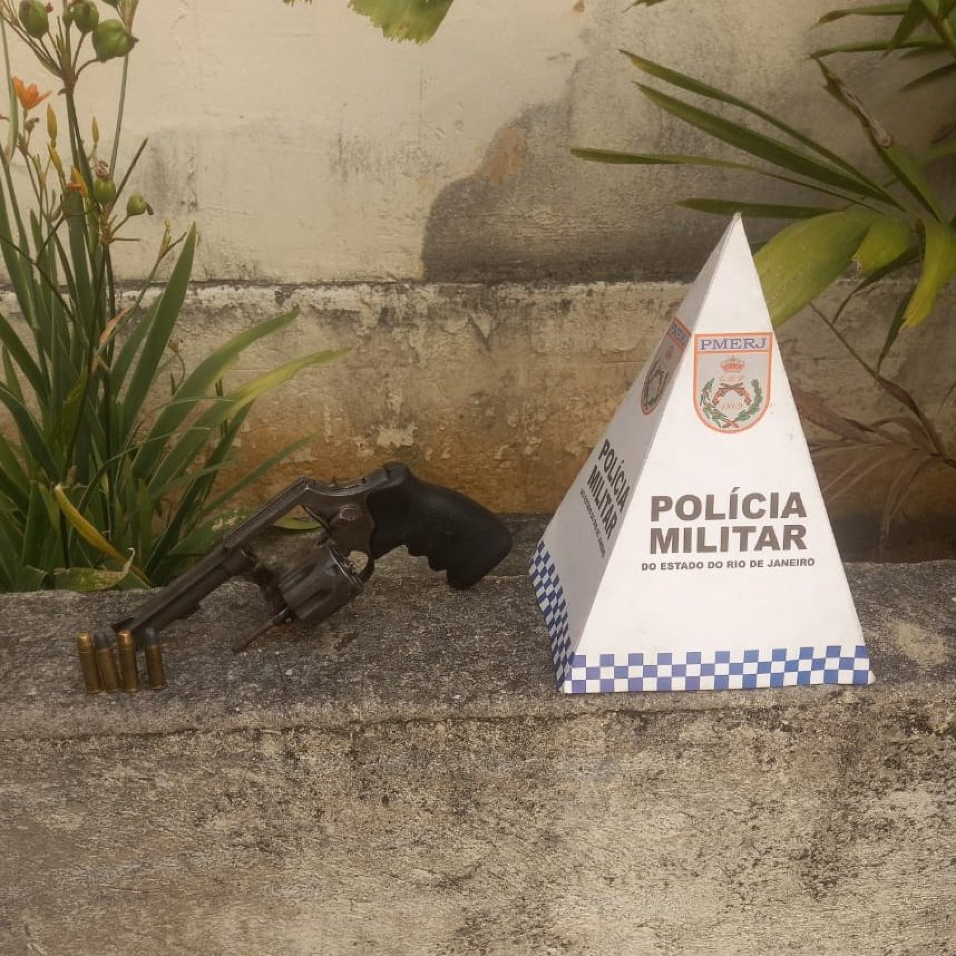 Um revólver foi apreendido e um veículo recuperado durante a ação  - Reprodução / @pmerj