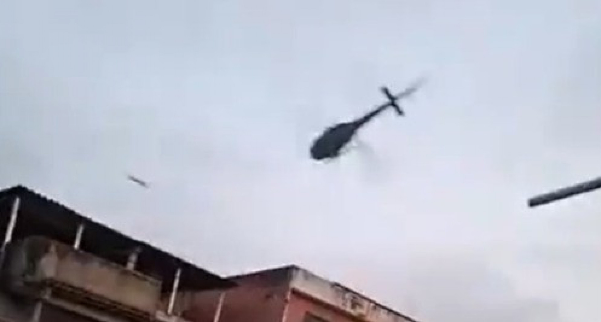 Helicóptero sobrevoa o Complexo da Maré em operação contra tráfico de drogas - Reprodução / Redes Sociais
