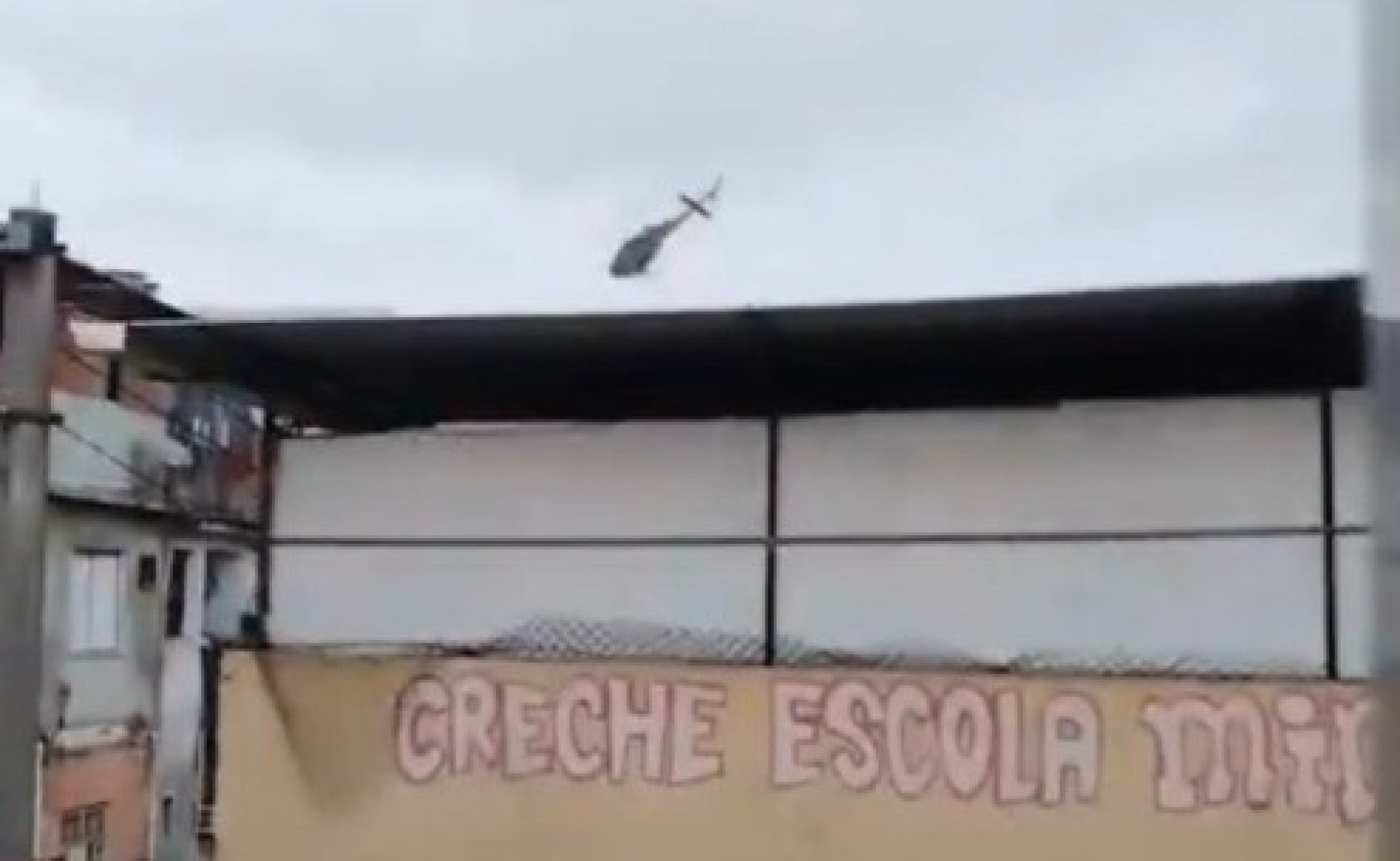 Helicóptero sobrevoa Complexo da Maré durante operação contra Comando Vermelho - Reprodução / Redes Sociais