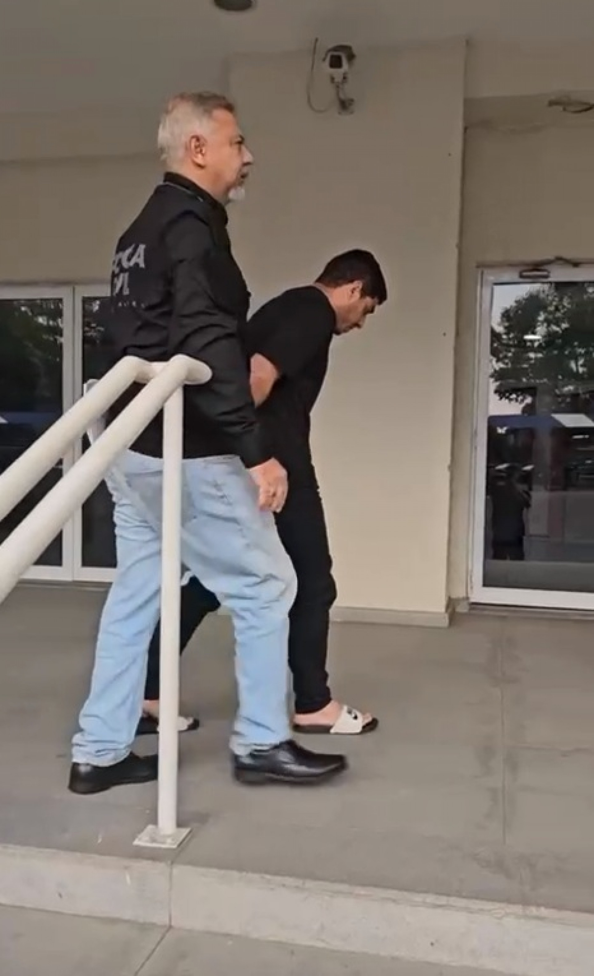 Contra Linneker, foi cumprido mandado de pris&atilde;o preventiva por tortura e tentativa de feminic&iacute;dio  - Reprodu&ccedil;&atilde;o