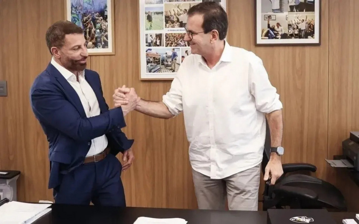 Pedrinho e Eduardo Paes assinaram o termo definitivo de transferência do potencial construtivo de São Januário