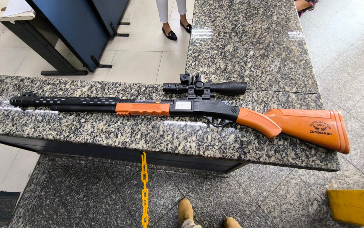 Um homem foi conduzido para 34&ordf; DP (Bangu) por estar comercializando armas de brinquedo