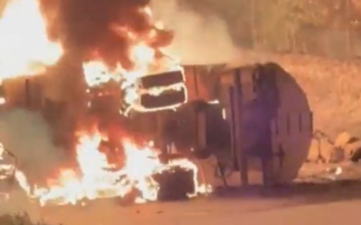Caminhão que carregava etanol tombou e pegou fogo na Serra das Araras