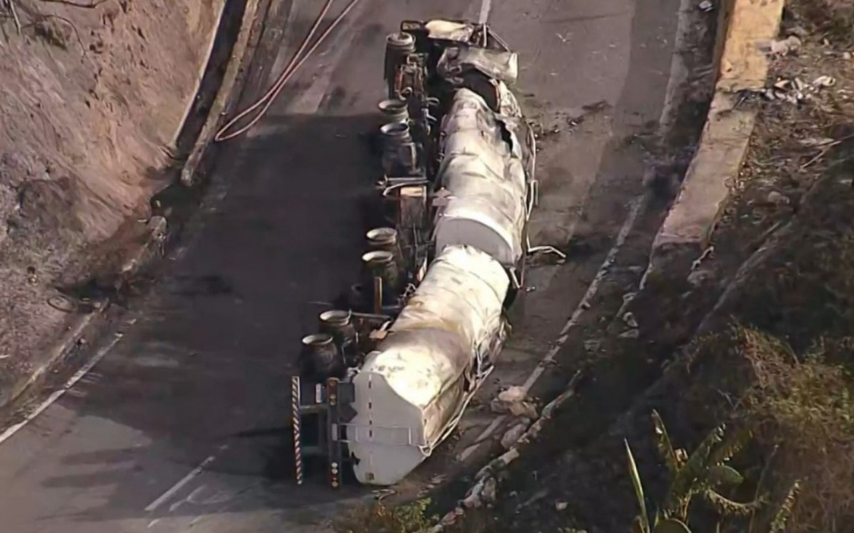 Caminhão pegou fogo após tombar na Serra das Araras