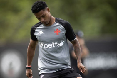 Matheus França treina e pode reforçar o Vasco no duelo com o Vitória