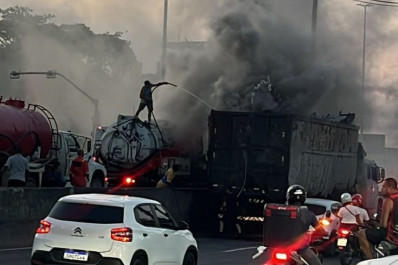 Caminhão pega fogo e interdita pista da Avenida Brasil