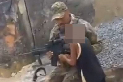 Vídeo: PM do Bope permite criança tocar em fuzil durante operação no Chapadão