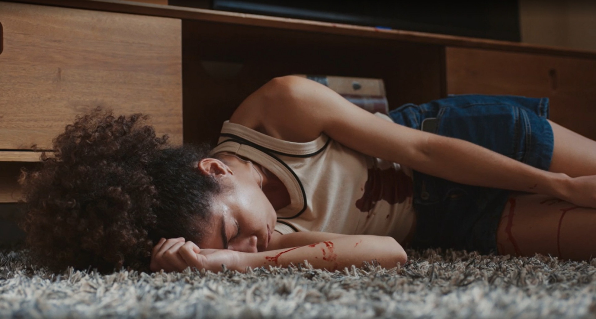 Ana Clara (Samantha Jones) é baleada por Odete (Debora Bloch) em 'Vale Tudo' - Reprodução de vídeo / TV Globo