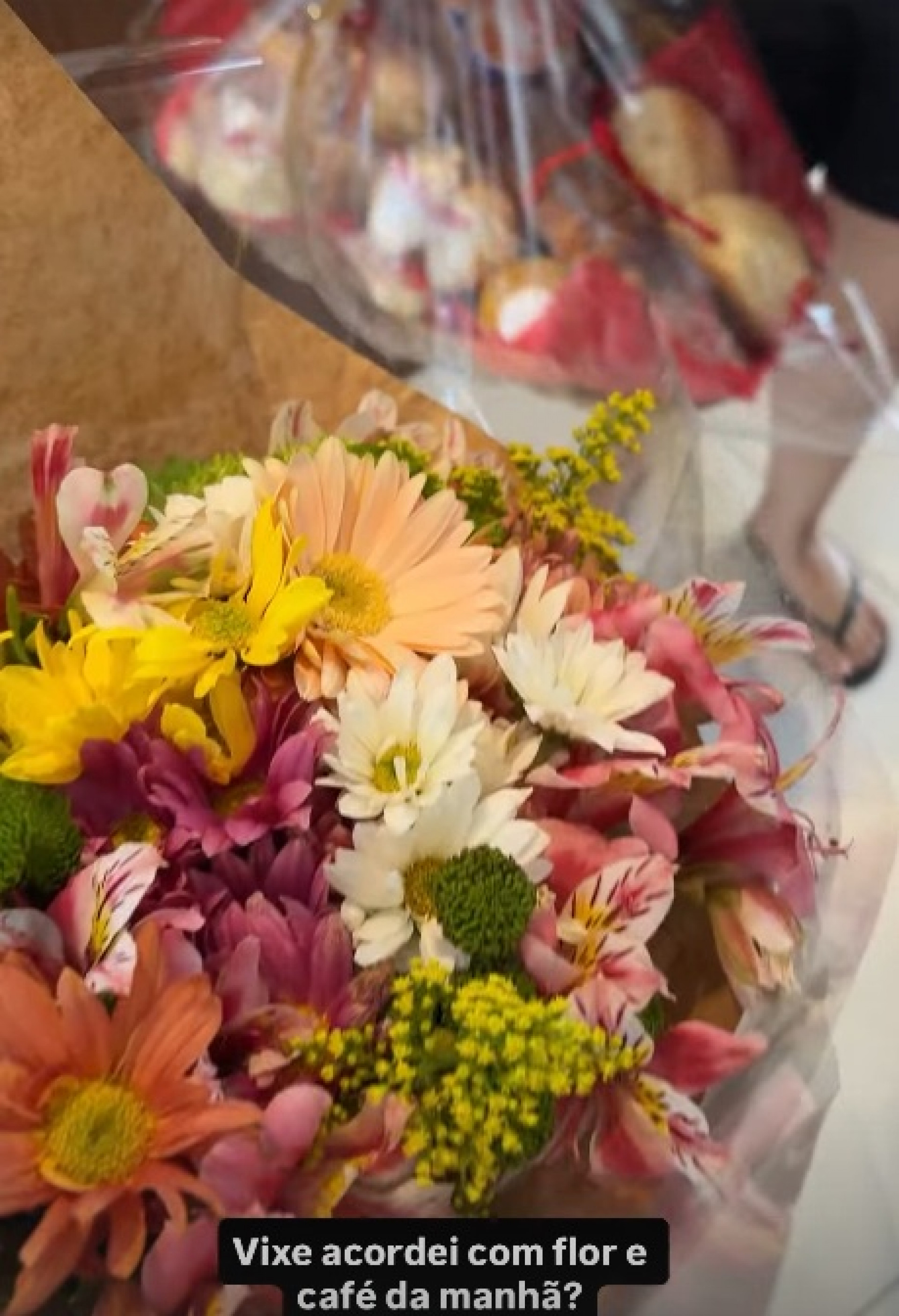 Karoline mostra o buquê e a cesta recebidos. - Reprodução//Instagram