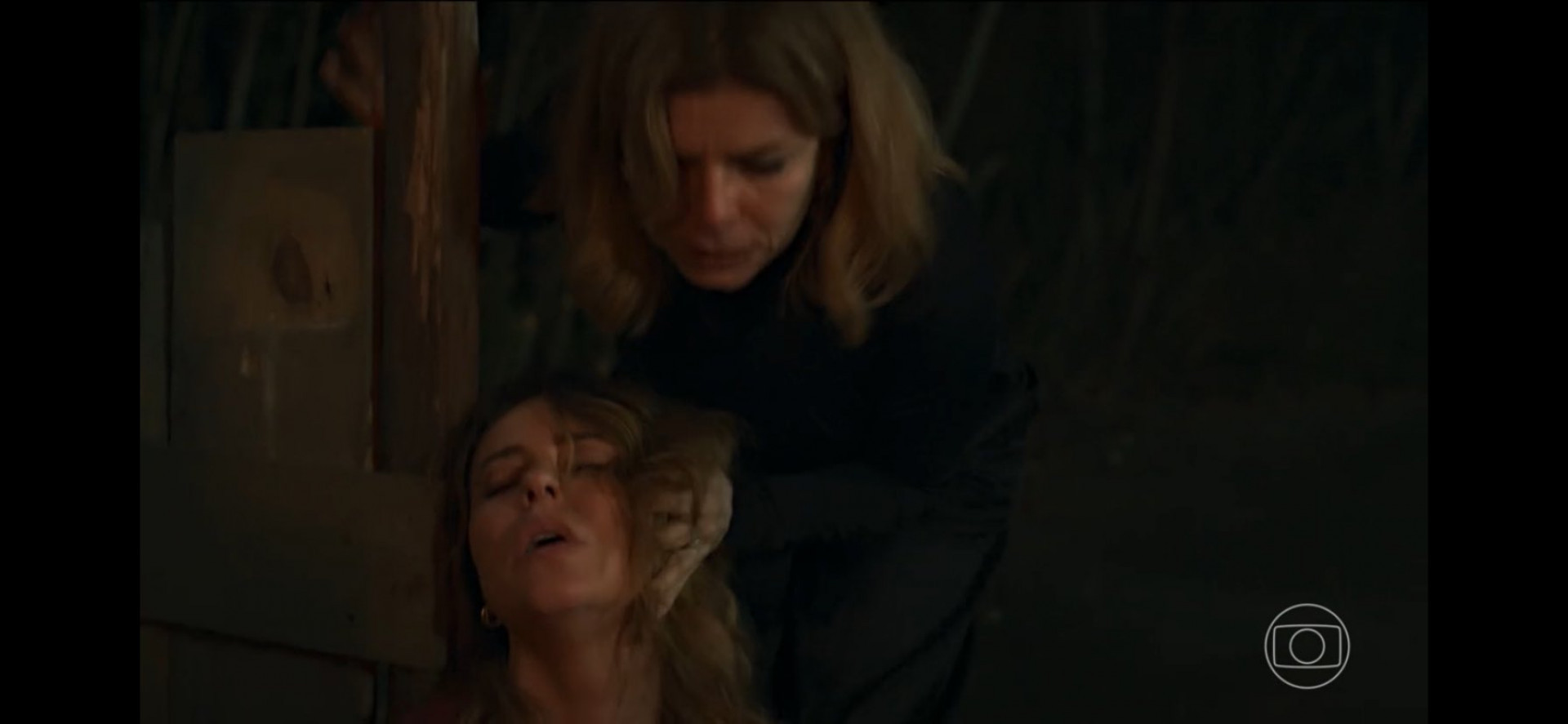 Odete Roitman (Debora Bloch) tira Heleninha (Paolla Oliveira) do carro após acidente - Reprodução / X