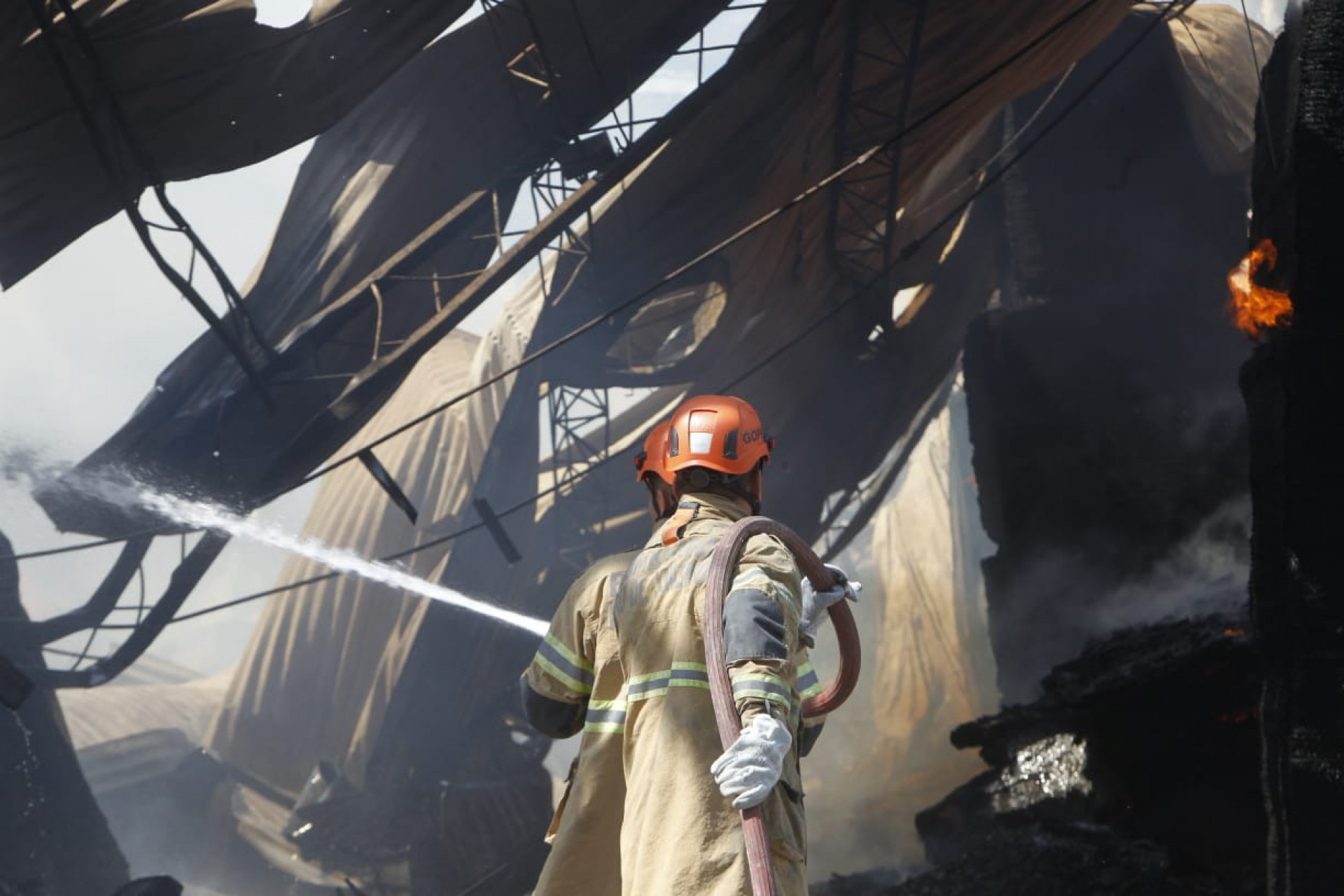 Cinco quartéis do Corpo de Bombeiros foram mobilizados para o combate as chamas
- Reginaldo Pimenta / Agência O Dia