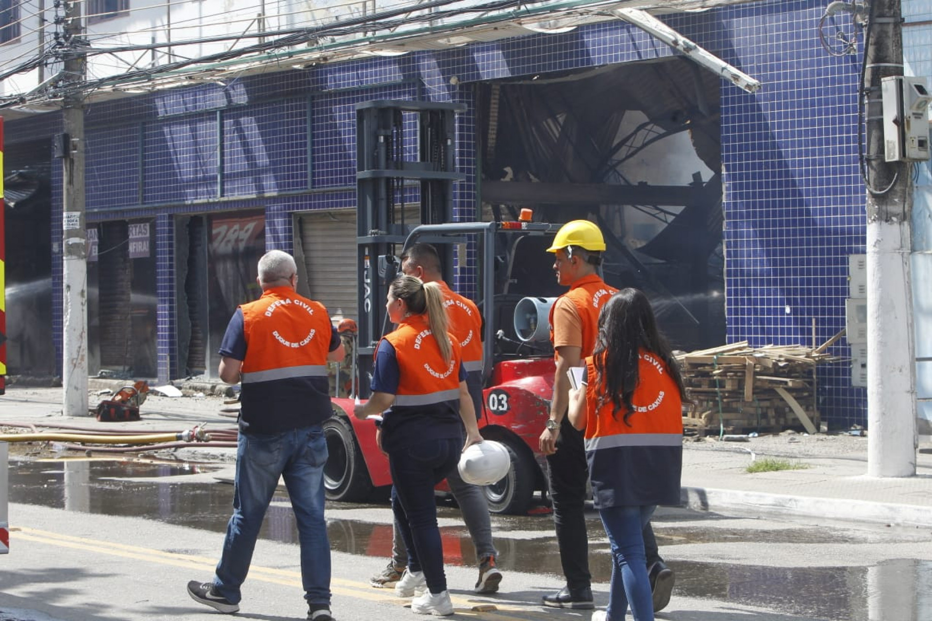 Técnicos da Defesa Civil Municipal estiveram no local - Reginaldo Pimenta / Agência O Dia