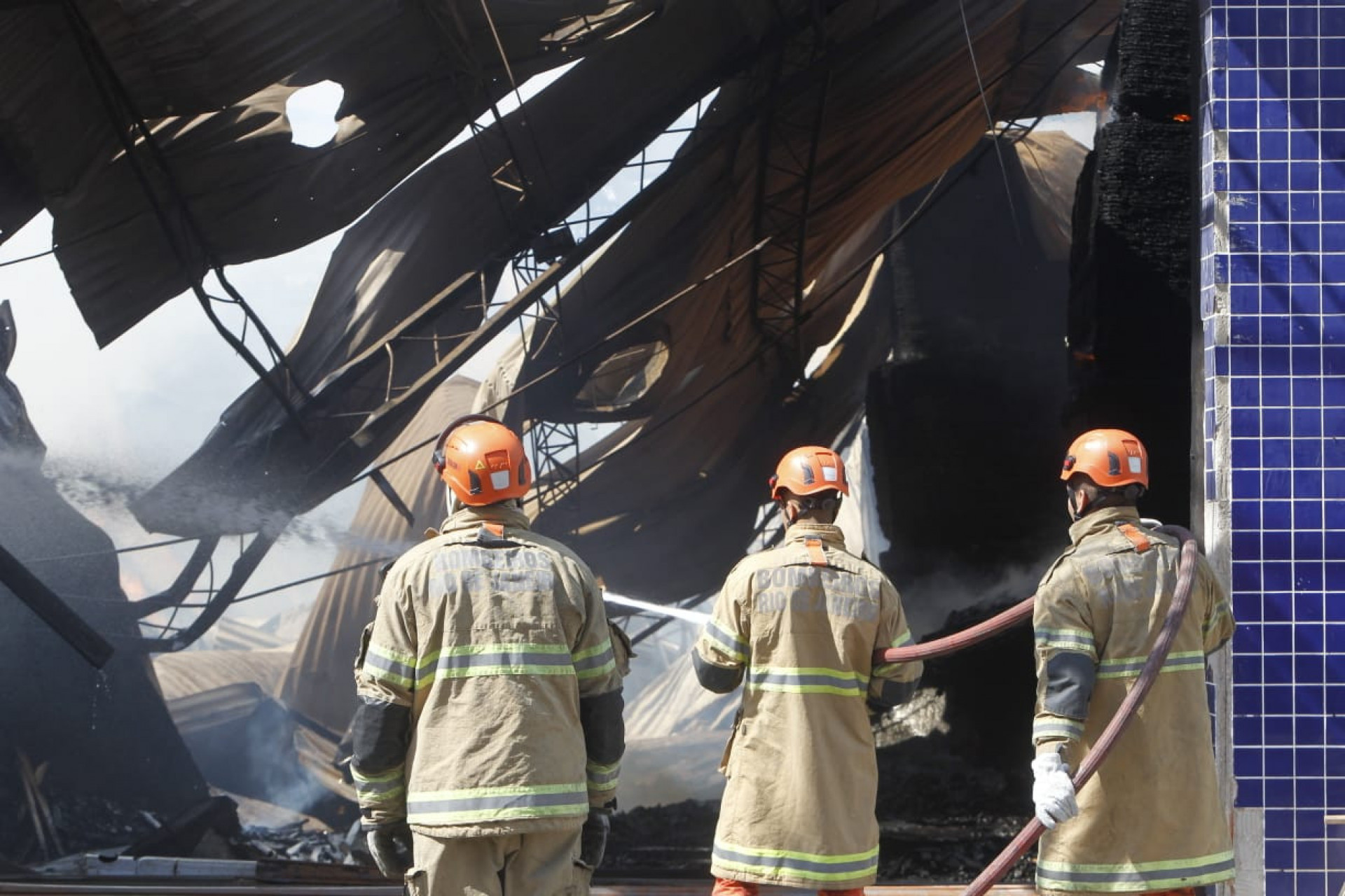 Os militares atuam no rescaldo na manhã desta sexta (3) - Reginaldo Pimenta / Agência O Dia
