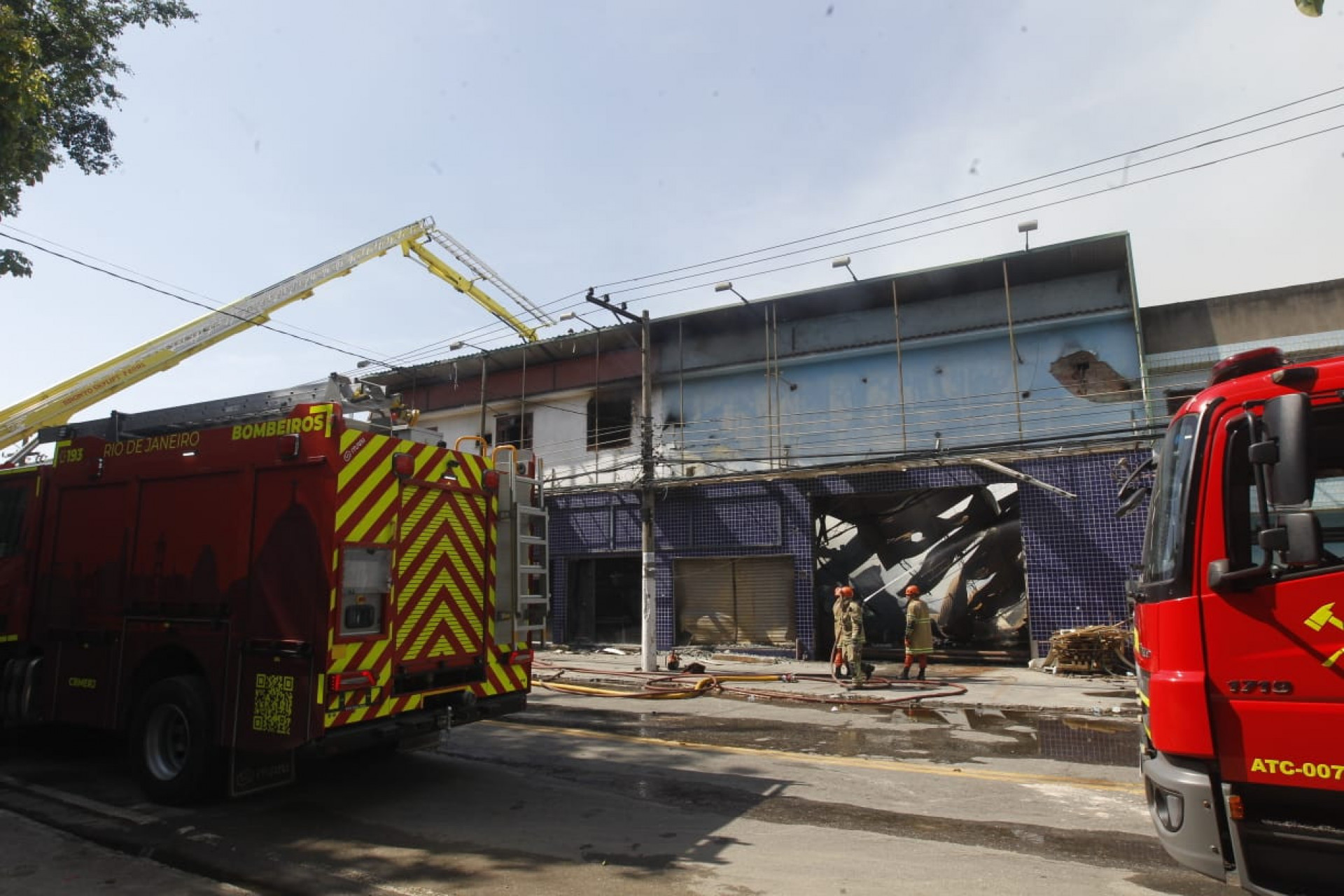 Cinco quartéis do Corpo de Bombeiros foram mobilizados para o combate as chamas
- Reginaldo Pimenta / Agência O Dia