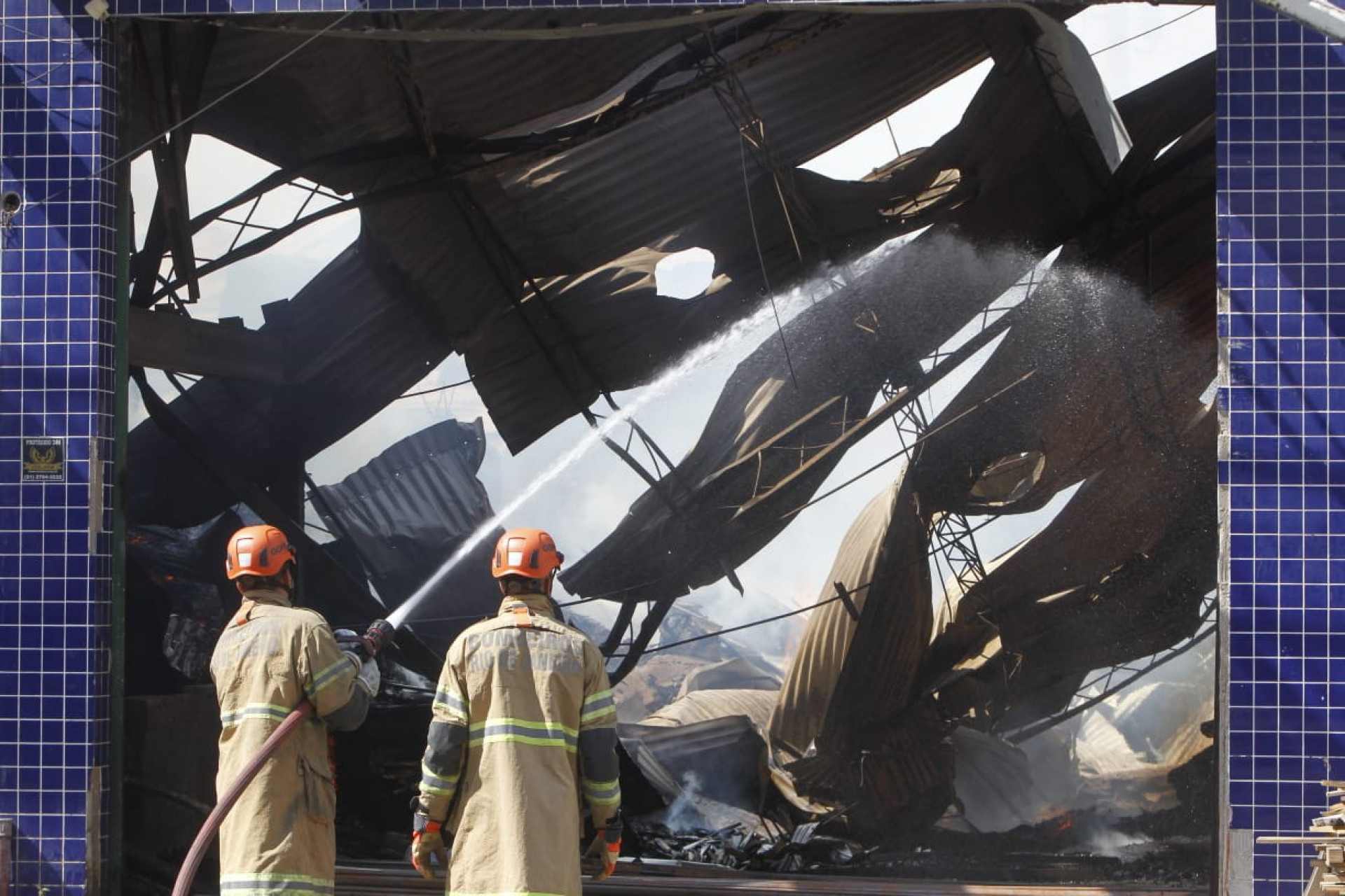 Incêndio atingiu galpão de madeiras e materiais de construção em Jardim Gramacho - Reginaldo Pimenta / Agência O Dia