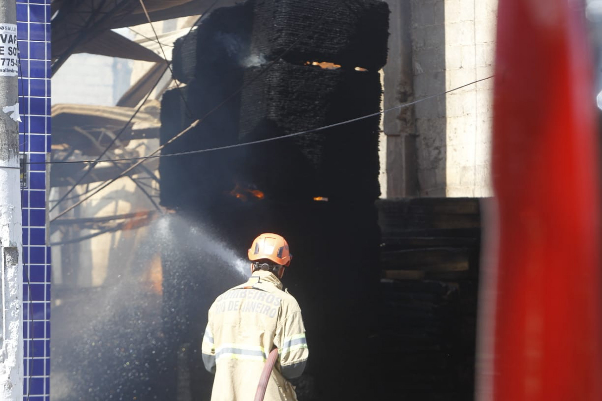 Militares durante os trabalhos de rescaldo após incêndio em Jardim Gramacho - Reginaldo Pimenta / Agência O Dia