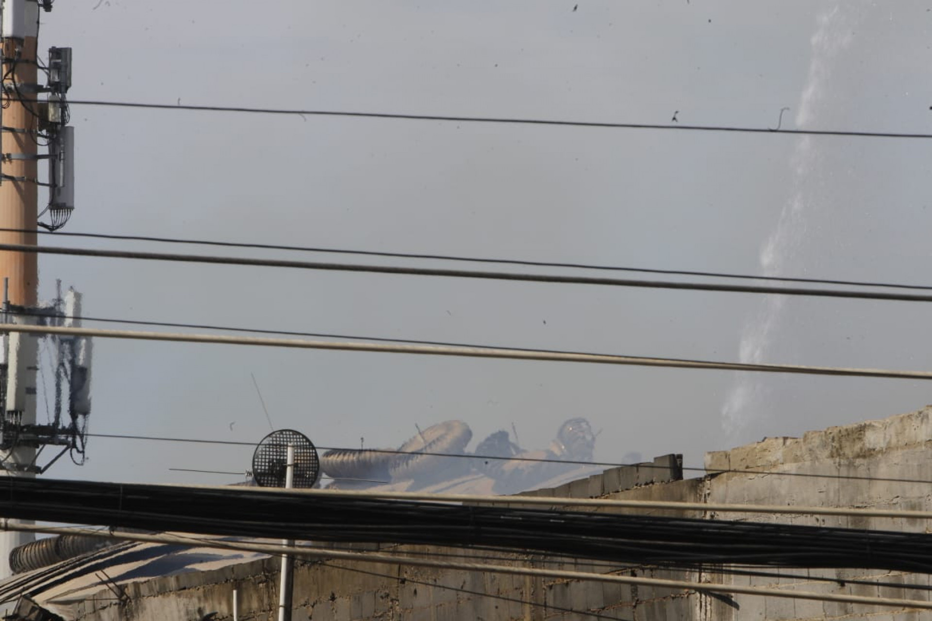 Na manhã desta sexta (3), fumaça ainda podia ser vista no local - Reginaldo Pimenta / Agência O Dia